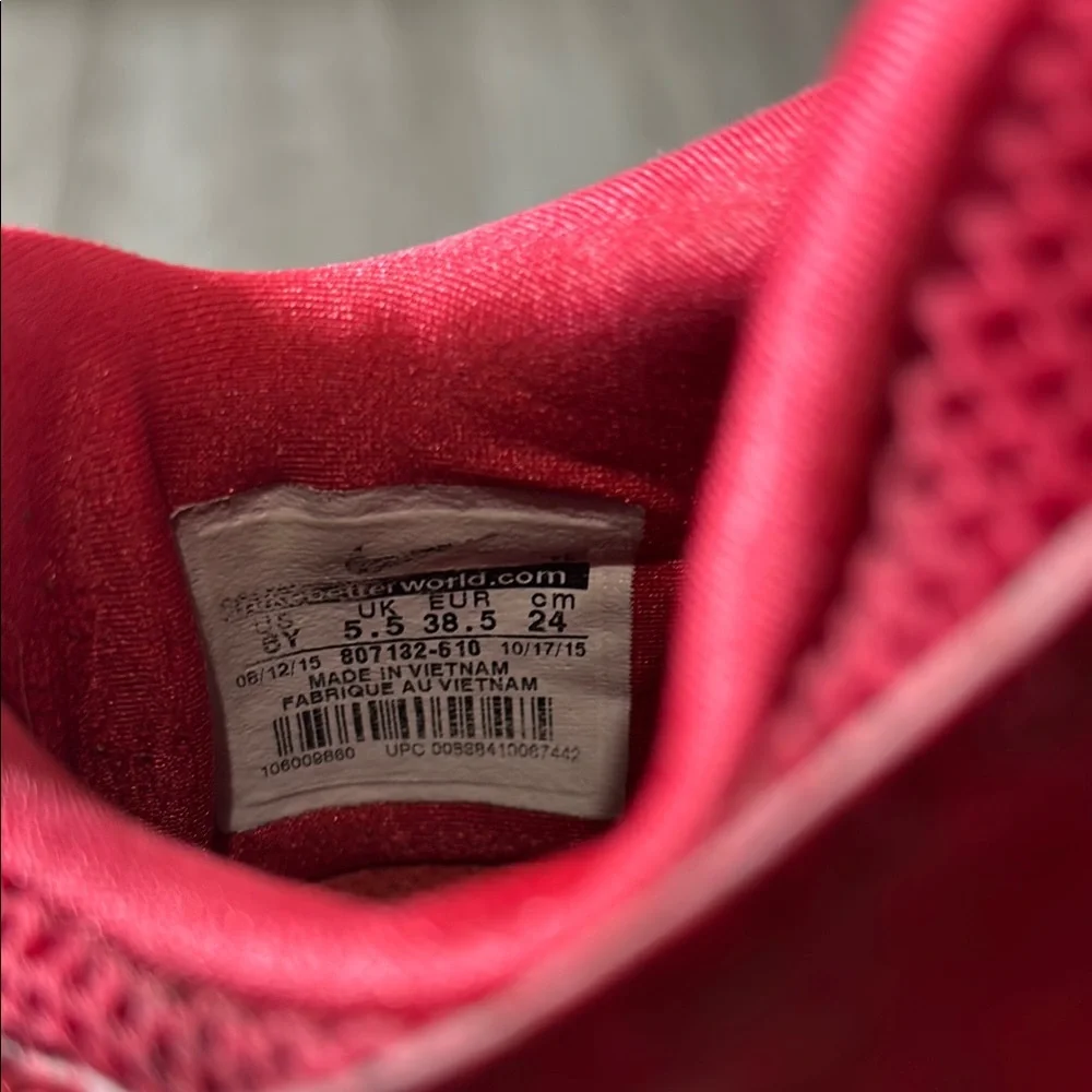 Red Nike cleats size 5y - Picture 7 of 7